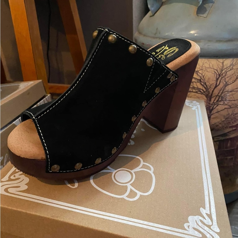 Slicca Clogs brand new with tags and box